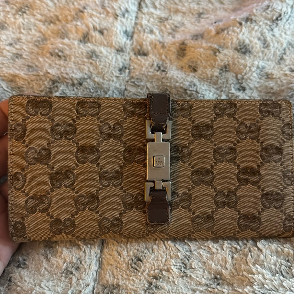 Women’s or Men's Gucci Canvas Long Wallet!! Comes with interlocking hardware! - Picture 4 of 17